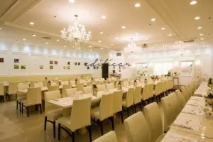 크리스탈 샹들리에가 빛나는 450평 클래식 연회장